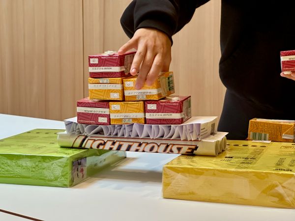 Stapel von Saftboxen auf eine Papierbrücke