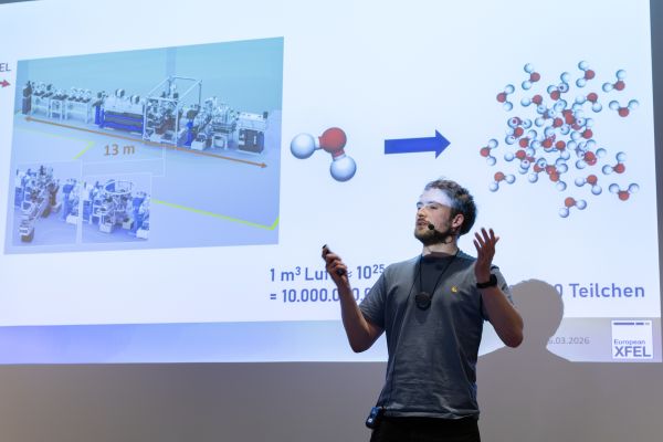 Science Slammer auf der Bühne