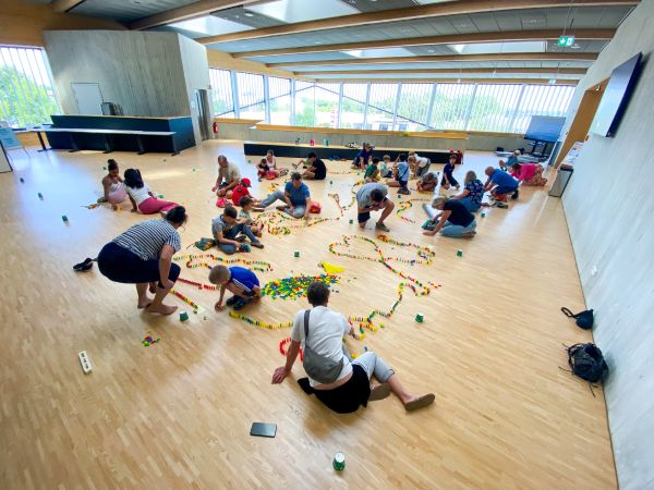 Familien bauen mit Dominosteine